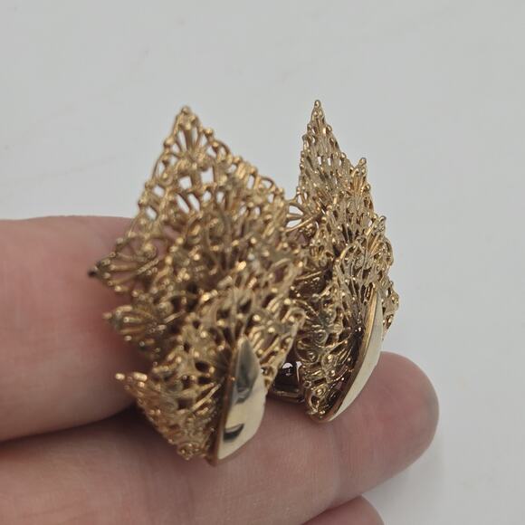 Vintage 1960s Sarah Coventry Chantilly Lace Filigree Gold Tone Clip-On Earrings - Picture 2 of 5